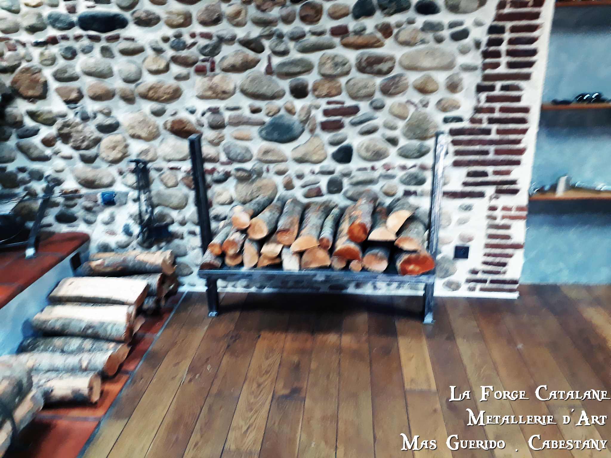 Range bois moderne porte buche fer forge catalane 2.jpg